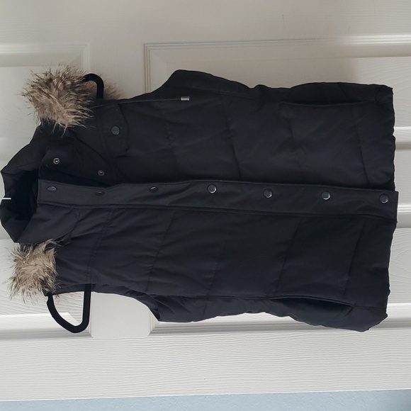 Banana Republic black puffer vest with full fleece lining inside and in pockets - Picture 1 of 7